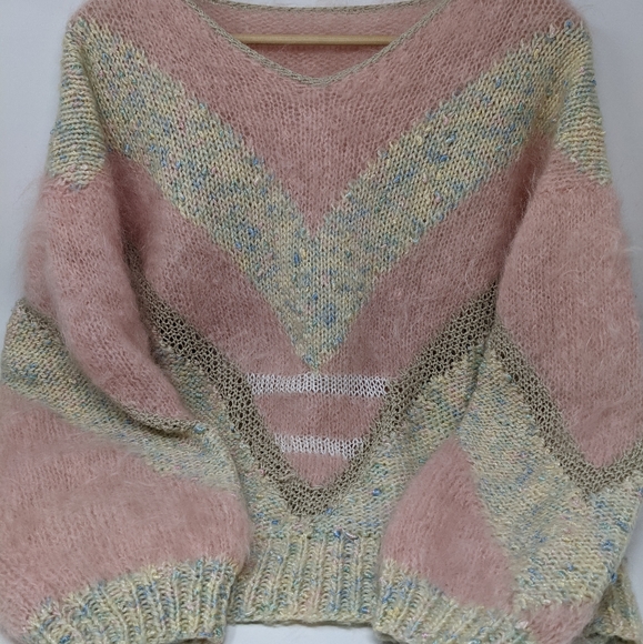 Pink fuzzy knitted sweater - Picture 1 of 2